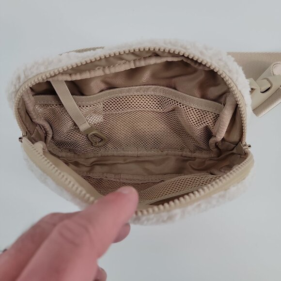 Lole Fleece Crossbody Belt Bag – Cream – Good Condition - Picture 7 of 10